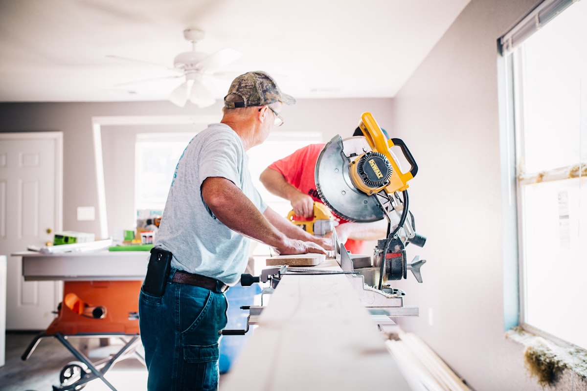 Artisans coordonnés sur un chantier de travaux